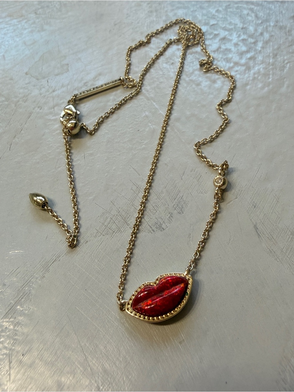 💋 Kendra Scott Gold Chain Necklace with Red Lip Pendant